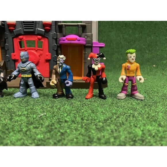 Imaginext Super Friends Gotham City PD Jail Penguin Playset with Penguin - Picture 4 of 8